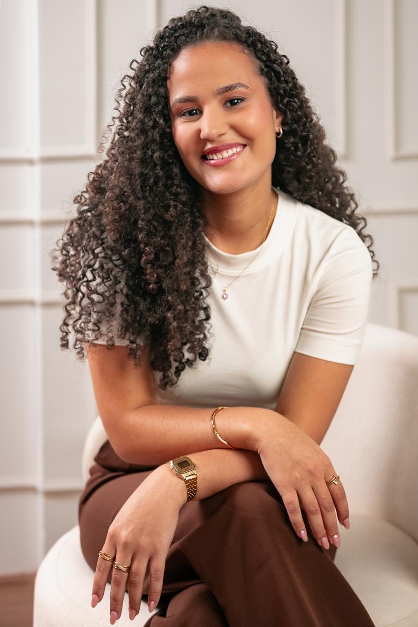Júlia Alencar sorrindo